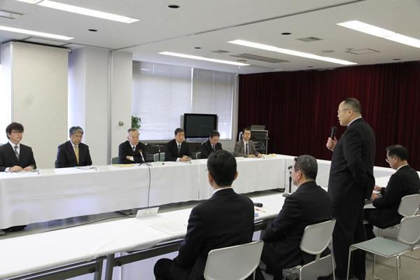 面談をする金澤防衛事務次官と京丹後市長の写真
