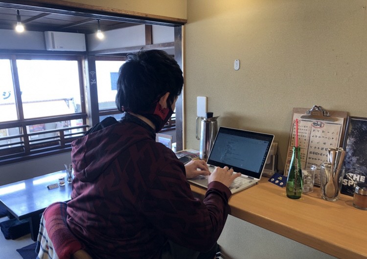 テレワークを行う島貫さん