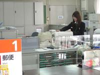 野中郵便局での住民票の交付作業をする女性の様子