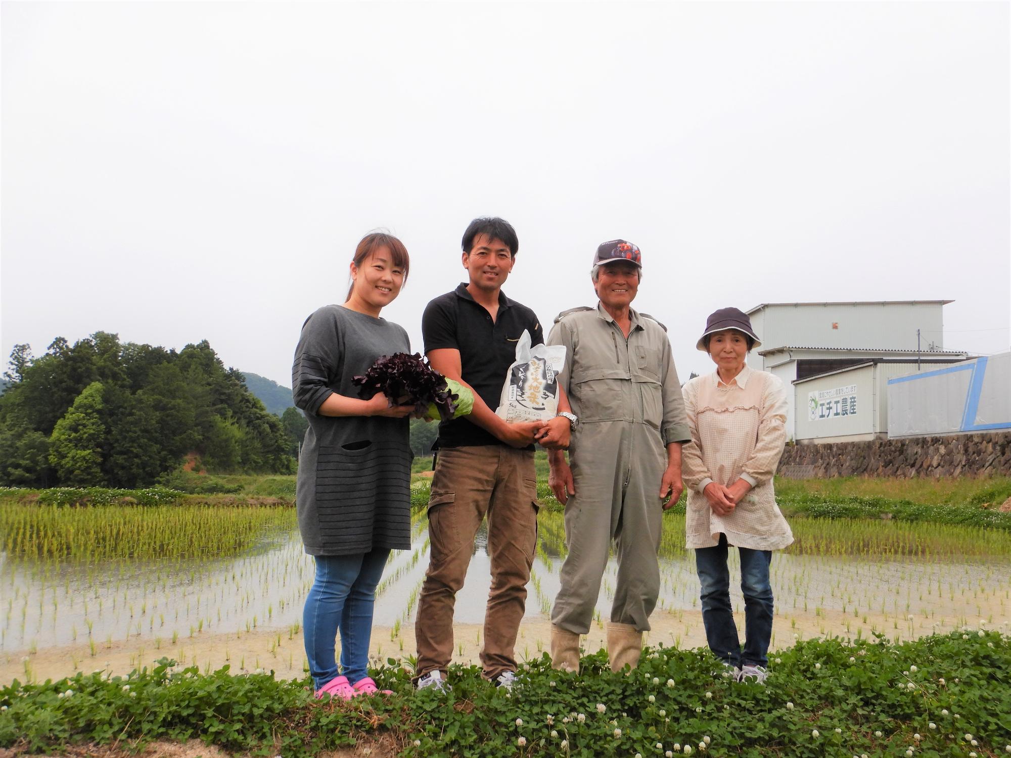 写真左から、妻・絵梨さん、昭公さん、父・雅夫さん、母・敏江さん。数人の従業員とともに、チームワークを大切にしている