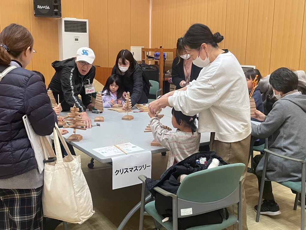 木工広場の様子（クリスマスツリーづくり）