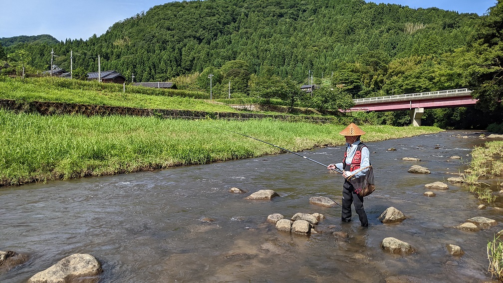 宇川でアユ釣りをする釣り人