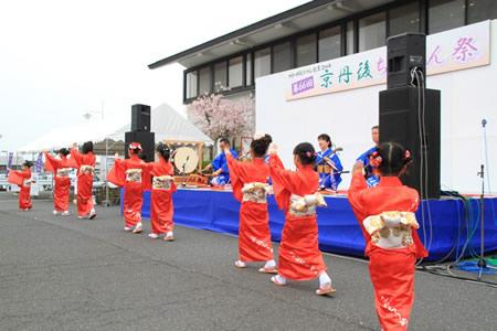 (写真)丹後ちりめん小唄（赤いちりめんの着物をまとい、踊る子どもたち）2