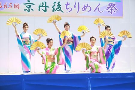 (写真)丹後ちりめん祭（着物をまとい、華麗なダンスを披露する丹後小町踊り子隊）