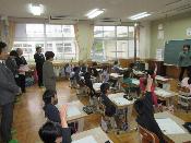 教育委員による橘小学校授業参観の様子