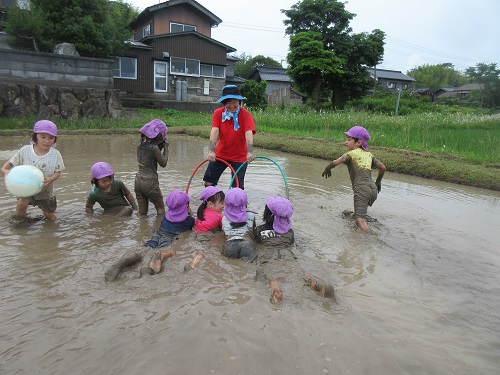 泥で遊ぶ5歳児