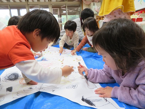絵を描く2歳児