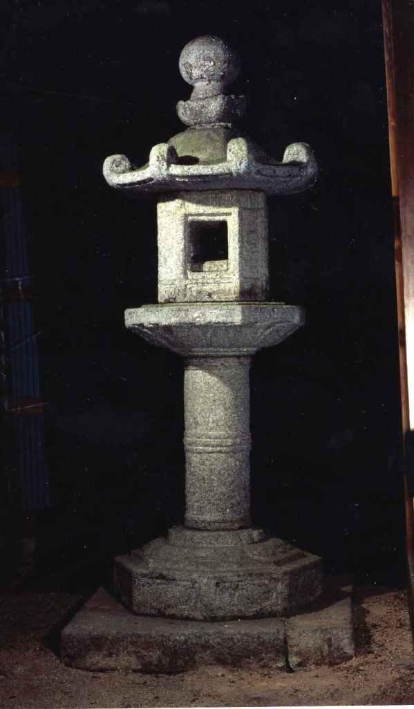 溝谷神社石灯籠の写真