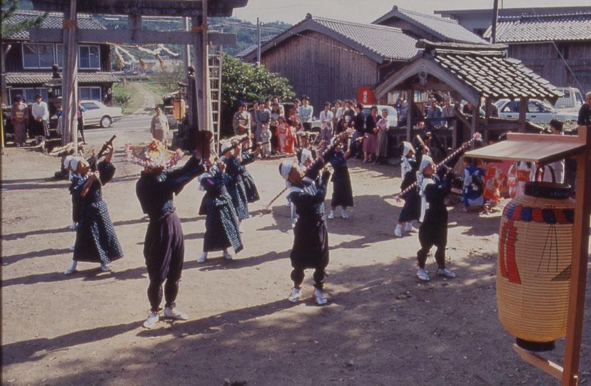 大山の刀踊りの様子の写真