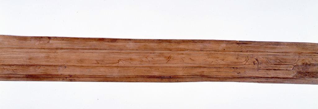 袴狭遺跡船の線刻のある木製品 （兵庫県指定文化財、兵庫県立考古博物館所蔵）
