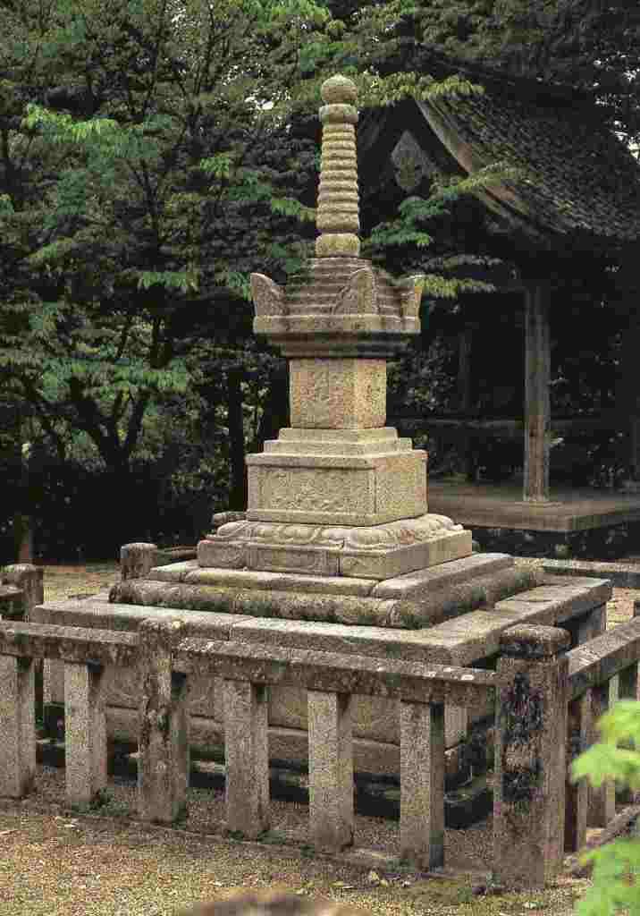 縁城寺宝篋印塔の写真