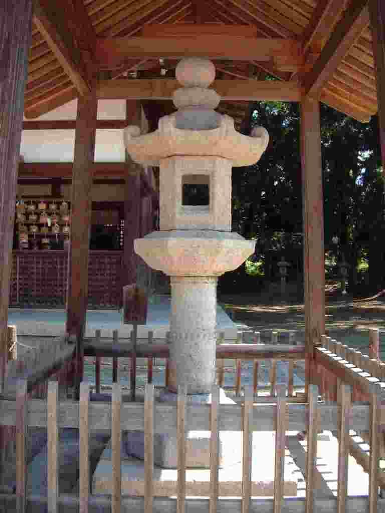 大宮売神社石灯籠2基の内の1基の写真