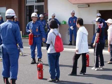 消火器の取り扱い説明の様子