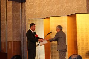 竹中学長から表彰状を授与される浦野医師