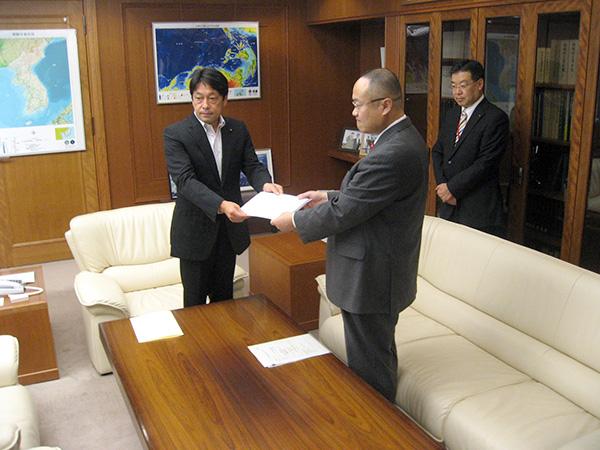 中山市長と山田府知事が小野寺防衛大臣へ要請書を手交の写真