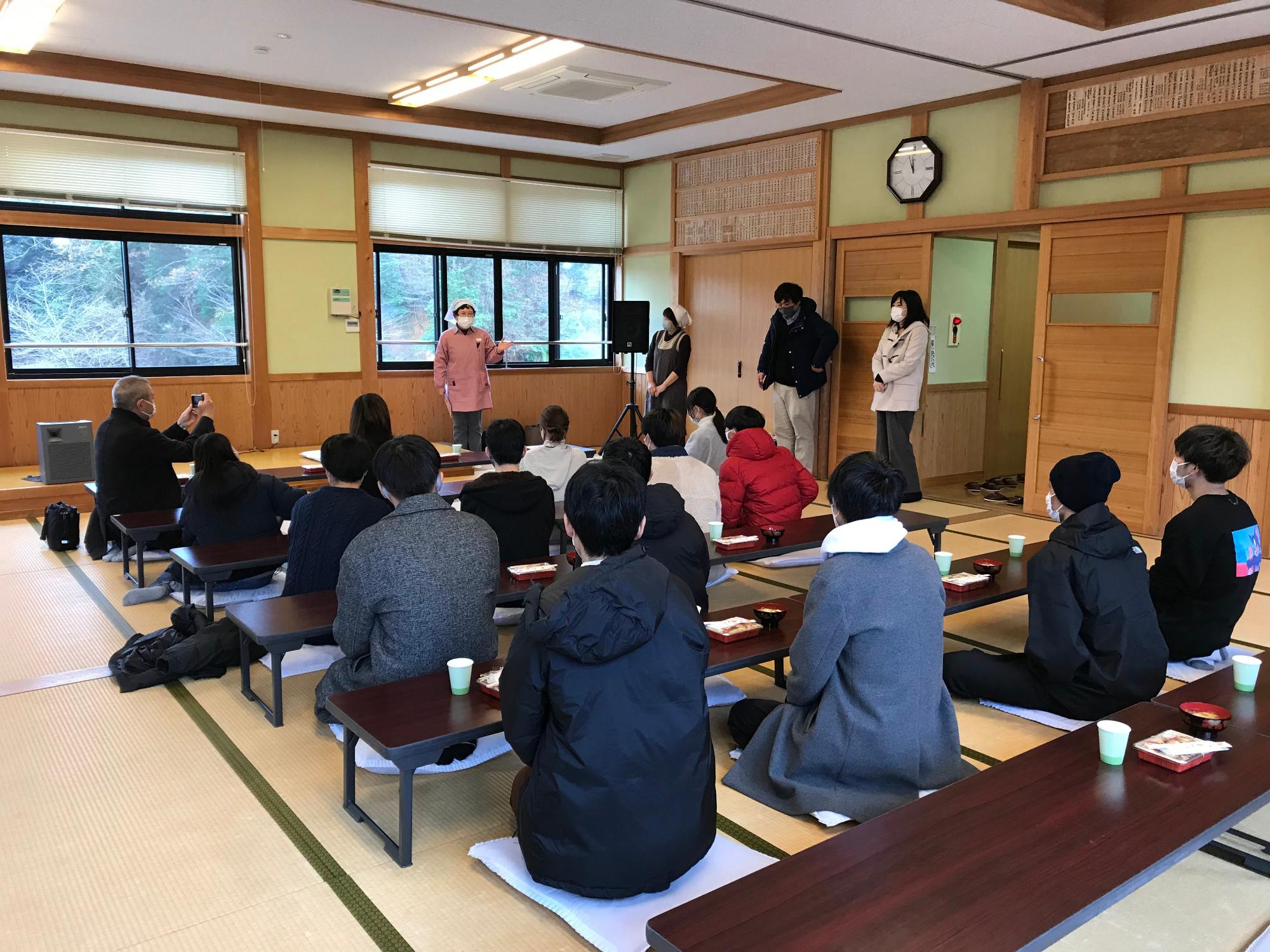 バラ寿司の説明を聞く大学生