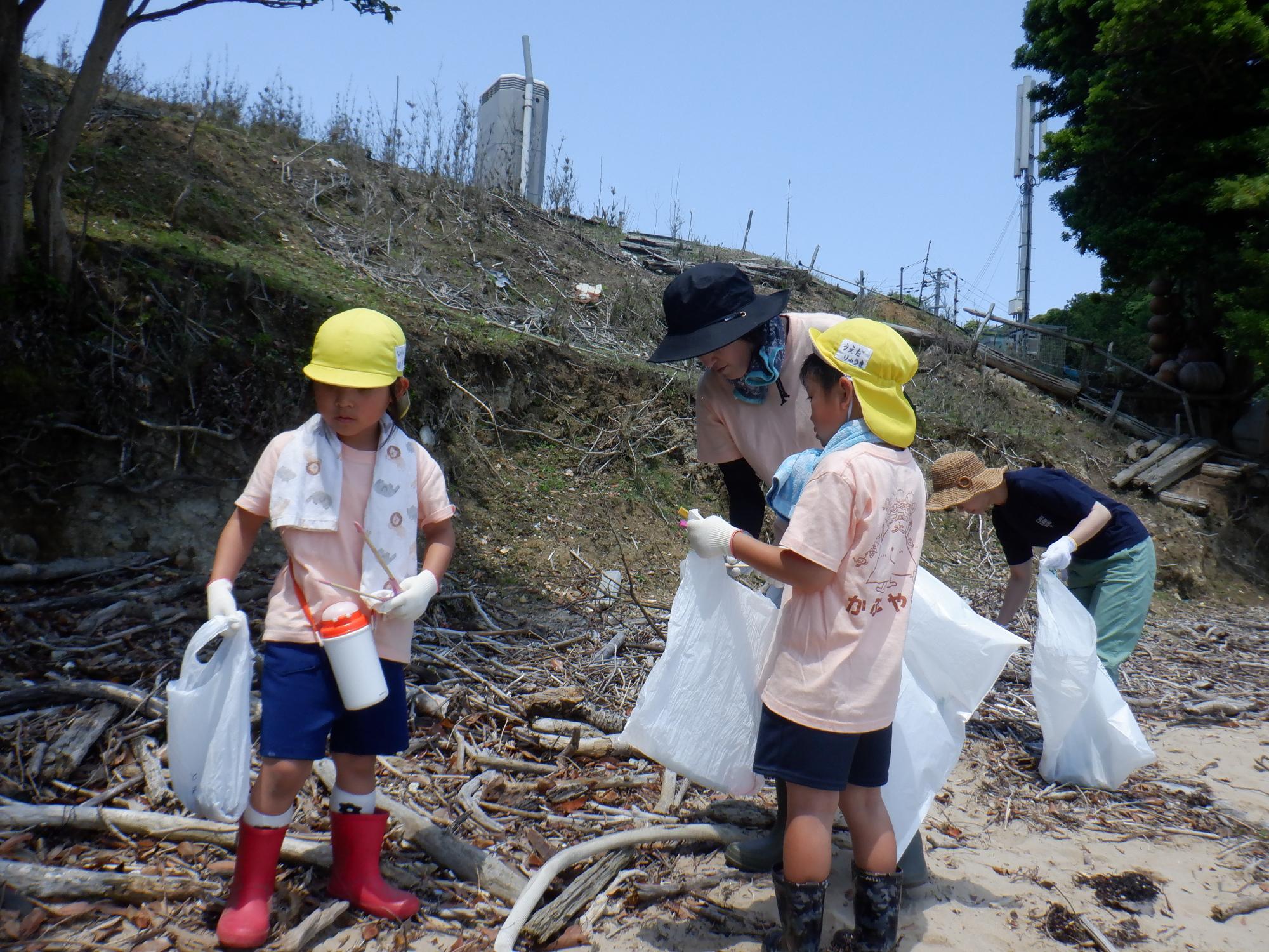 5歳児がライオンズクラブの方たちと海岸の環境美化活動にいきました。