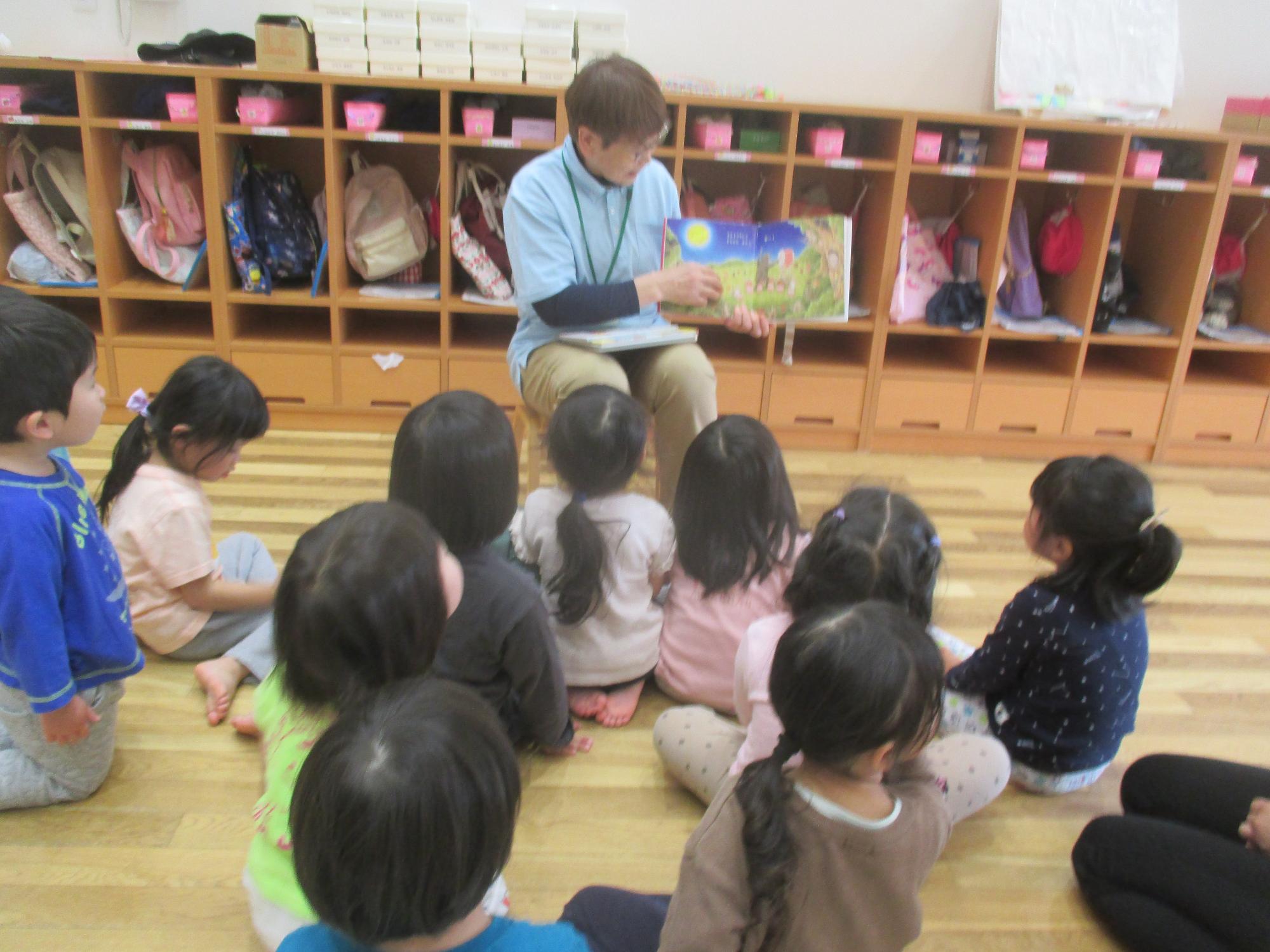 毎月、地域の方と図書館の方に絵本の読み聞かせをお世話になっています。